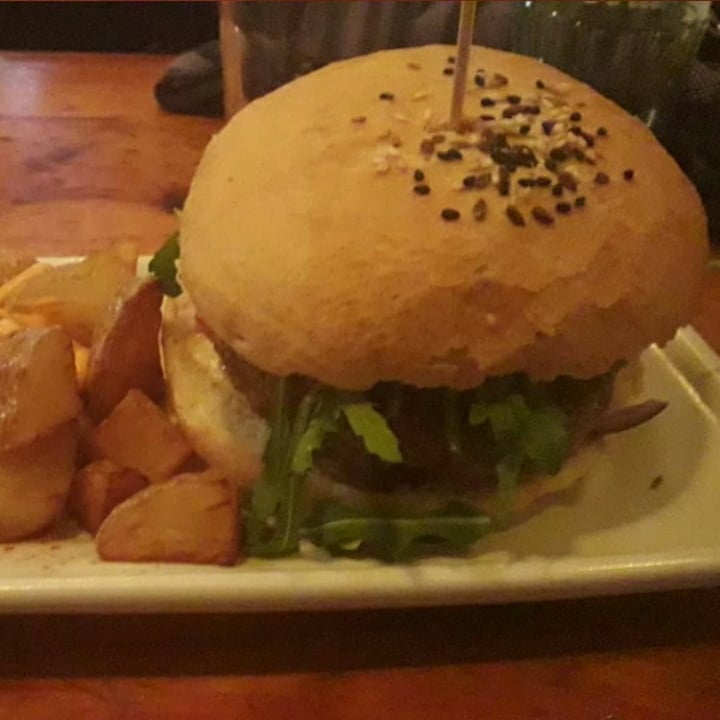 photo of VeganCatBar Burger shared by @monifm97 on  15 Dec 2020 - review