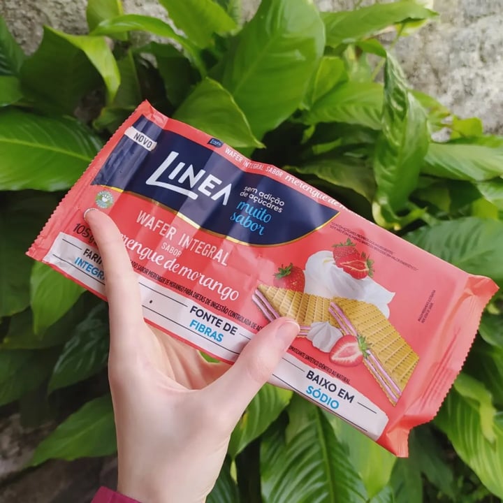 photo of Linea Wafer integral sabor morango shared by @mariveggy on  10 Jun 2022 - review