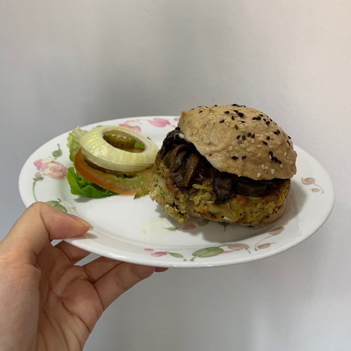 photo of 25 Degrees Burger, Wine & Liquor Bar Vegan Beyond Burger shared by @mybellyfats on  12 May 2020 - review