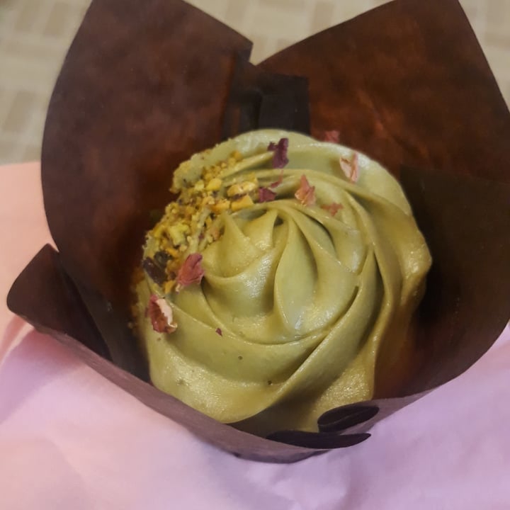 photo of Rosa Bakes Zinnia Cupcakes shared by @hannahamell on  27 Apr 2022 - review