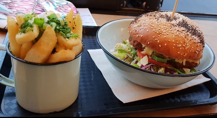 photo of Lekker Vegan Harrington Lekker burger shared by @jennsymatt on  05 Jul 2019 - review