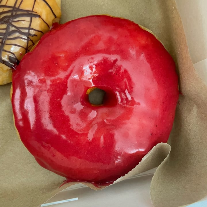 photo of VegAmazing Doughnuts Glaseado frambuesa shared by @ggj on  27 Mar 2022 - review