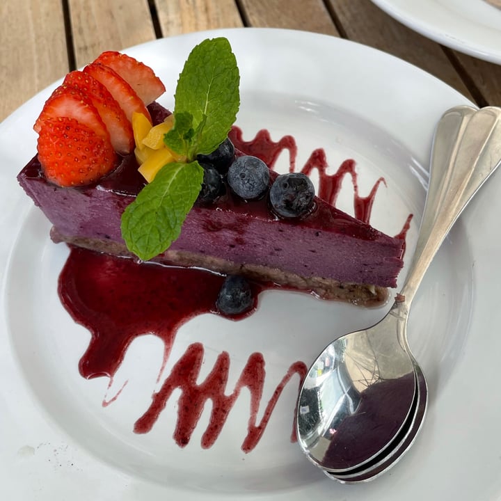 photo of Holi Vegan Kitchen Raw Berries Cheesecake shared by @zoeschujman on  13 Apr 2021 - review