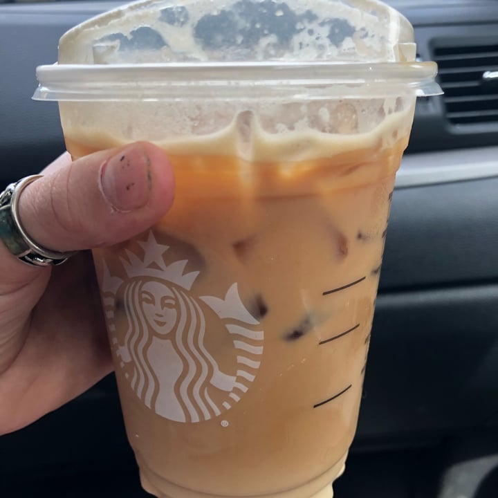 photo of Starbucks Iced Toasted Vanilla Oat Shaken Espresso shared by @veganmika on  22 May 2022 - review