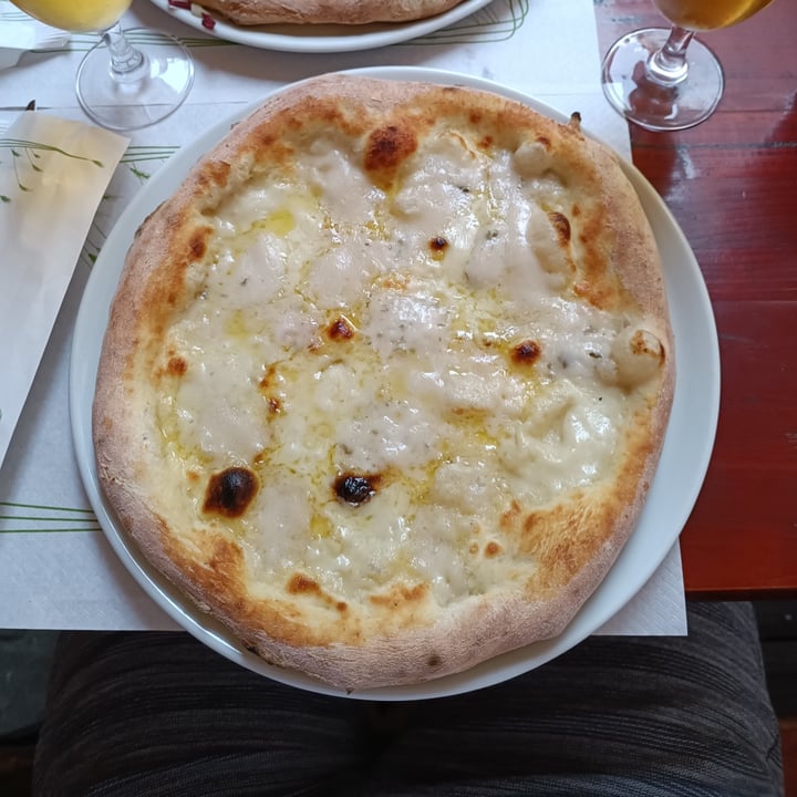 photo of La Taverna di Pulcinella pizza ai 4 formaggi vegani shared by @framma on  25 Jun 2022 - review