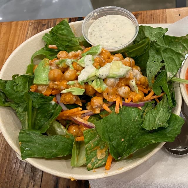 菜肴“Buffalo chickpea salad”的照片