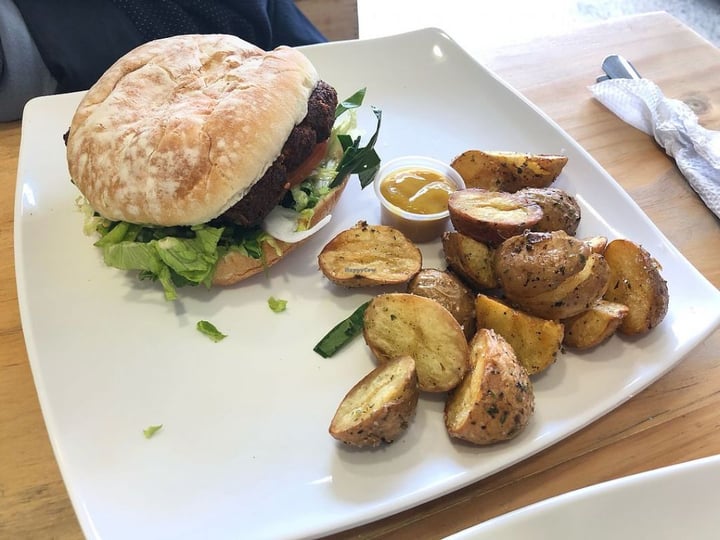 photo of Vegan'us Hamburguesa de falafel shared by @juansalazarftw on  19 Aug 2019 - review