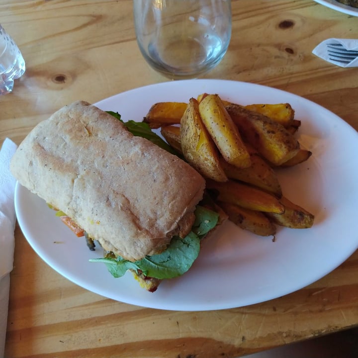 photo of Inefable Libros y Cafe Sandwich Vegano shared by @nayla781 on  15 Jan 2022 - review