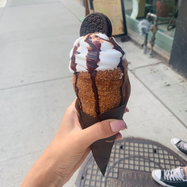 photo of Eva's Original Chimneys Cookies and cream shared by @thealexrae on  24 Aug 2020 - review