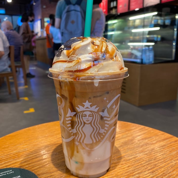 photo of Starbucks Iced gingerbread latte with almond milk and plant-based whipped cream shared by @ceganmhoo on  15 Nov 2021 - review