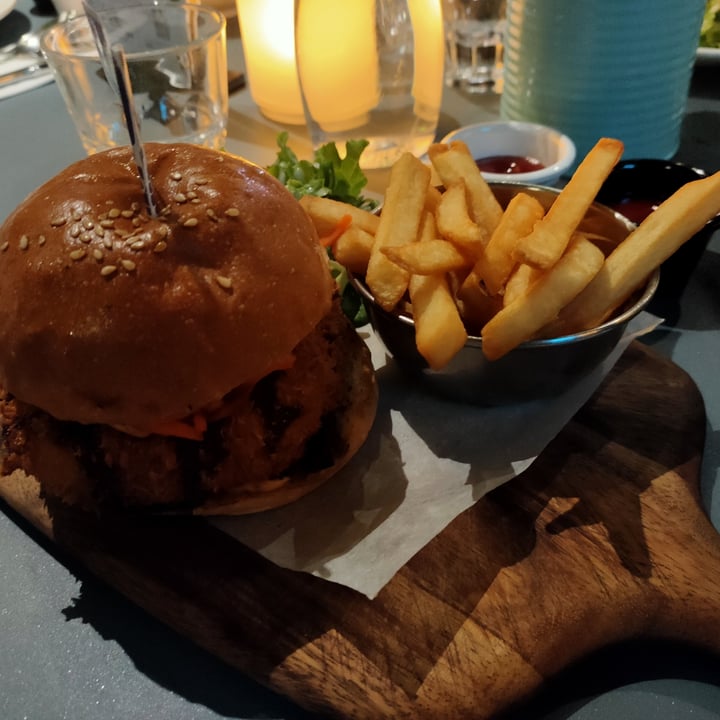 photo of CLOSED - Privé Jewel Changi Airport Sweet & Sticky Panko-Crusted TiNDLE™ Burger shared by @rialynfae on  03 Apr 2021 - review