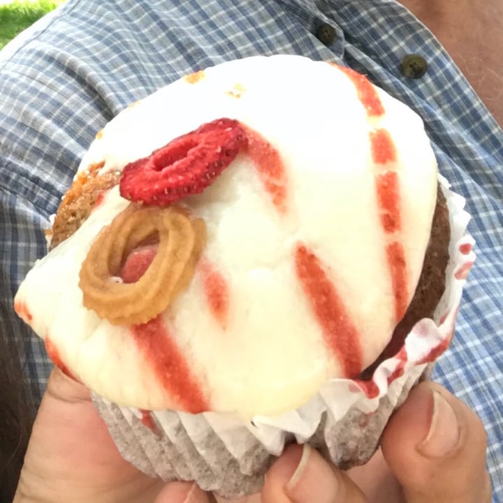 photo of End Of The Line Cafe Strawberries & Cream Cupcakes shared by @lindalcarter8 on  04 Aug 2020 - review