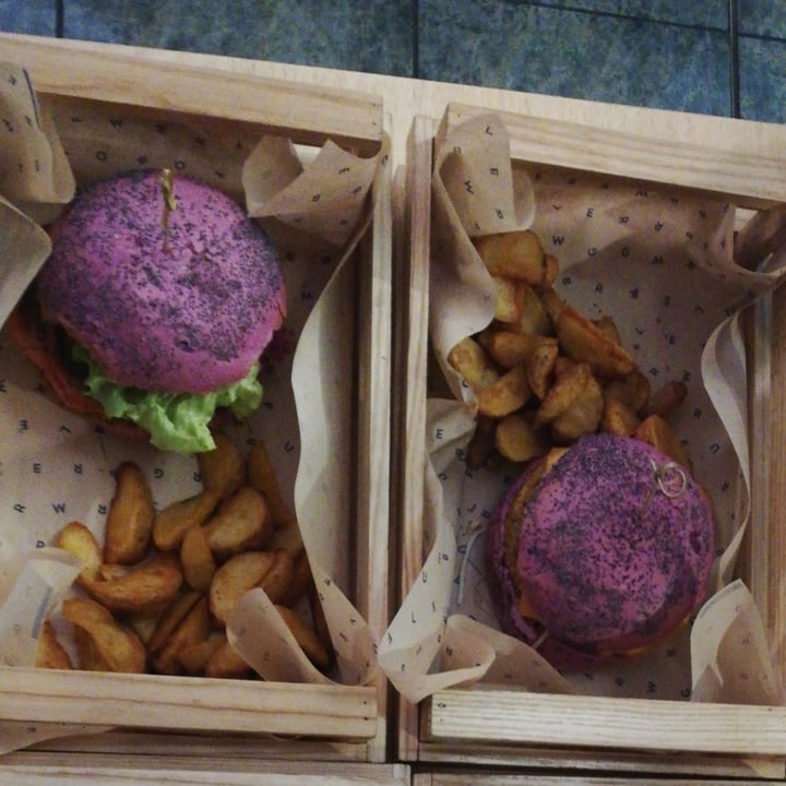 photo of Flower Burger Cherry Bomb shared by @giorgia99 on  11 Sep 2020 - review
