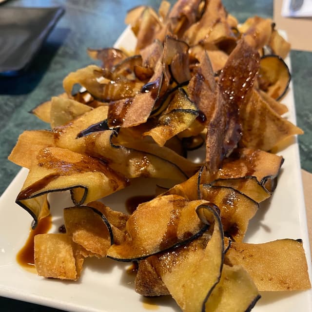 Photo of the dish “Chips de berenjena con miel de caña”