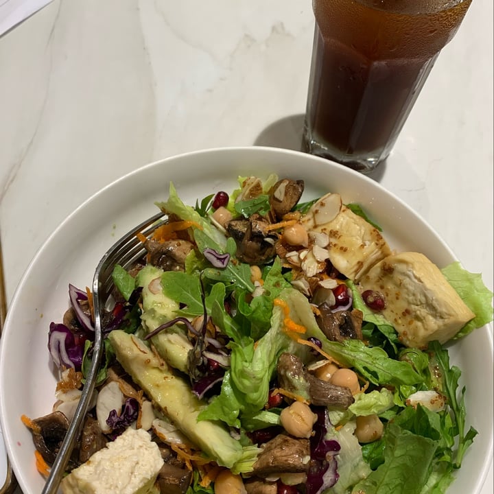 review photo of Cedele Bakery Cafe Avocado mushroom salad shared by @uelagaspar on 25 May 2022 - review