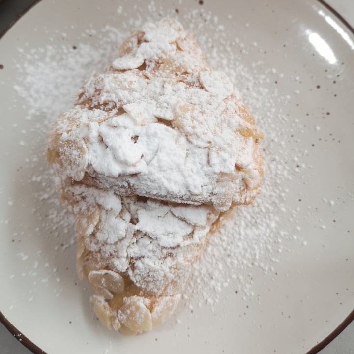 photo of Frambuesa Pastelería Vegan Croissant Almendras shared by @babygary on  26 Jul 2022 - review