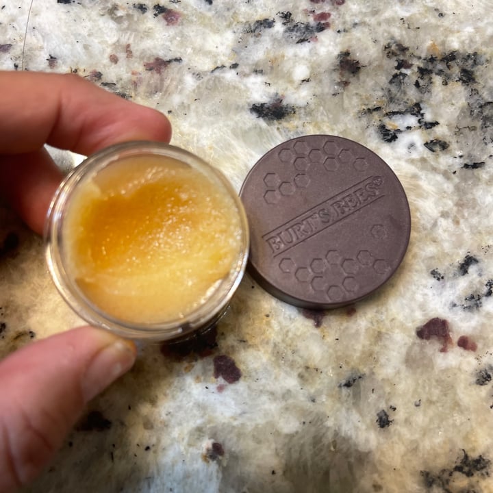 review photo of Burt’s Bees conditioning lip scrub shared by @vanessafon on 18 Apr 2022 - review