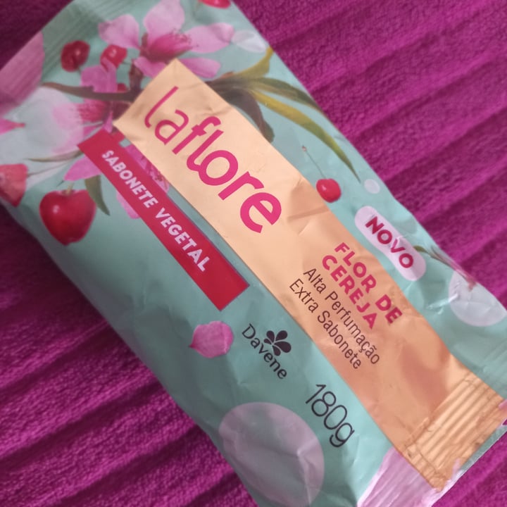 review photo of Davene La flore sabonete vegetal flor de cereja shared by @vitoriarms on 26 Dec 2021 - review