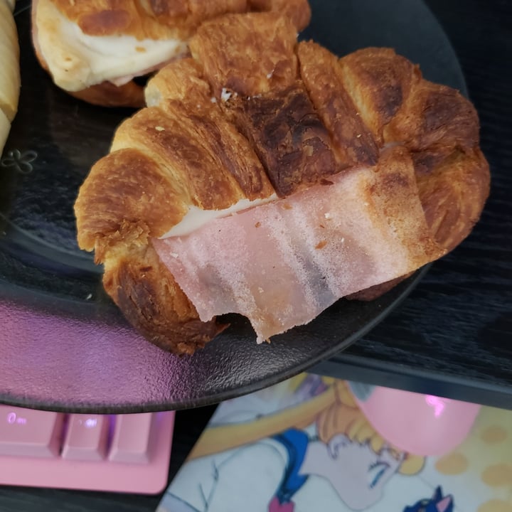 review photo of Futuro veggie Medialuna con Jamón Y Queso shared by @yukiita on 21 Apr 2022 - review