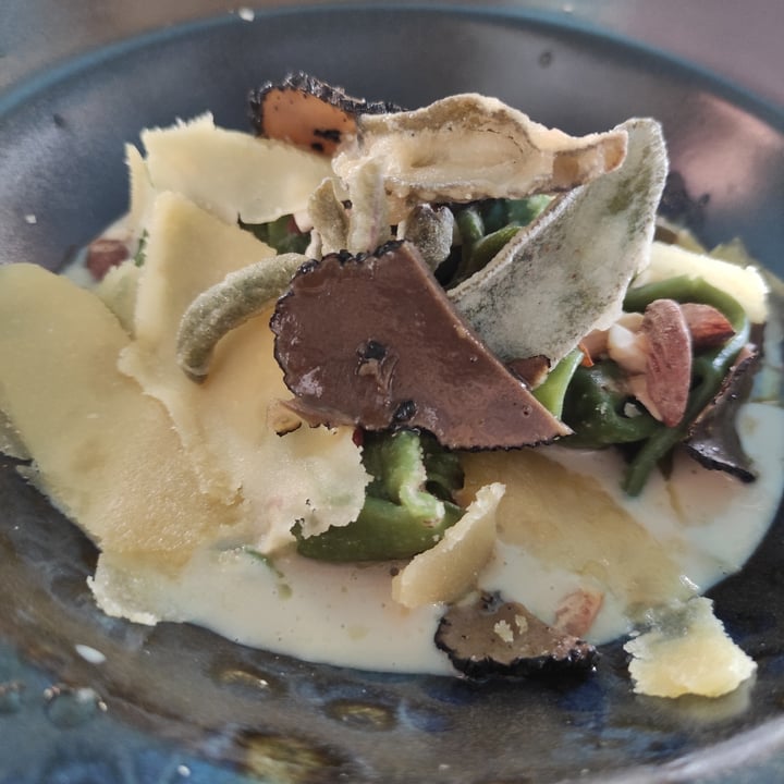 photo of Romeow Cat Bistrot Tortelli ripieni di funghi finferli su crema di patate al tartufo, croccante di mandorle salate e salvia fritta shared by @giuliacocoesp on  16 Mar 2022 - review