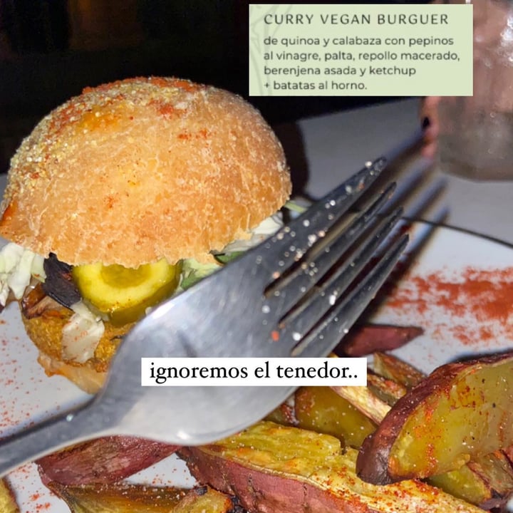 photo of Pura Restoran Curry Vegan Burger shared by @laritaveganita on  21 Feb 2022 - review