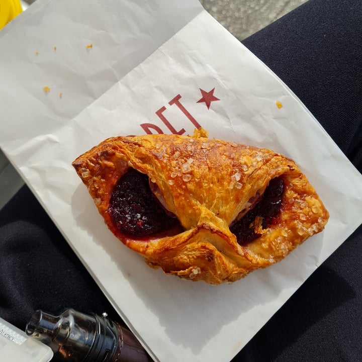 photo of Pret A Manger Very Berry Croissant shared by @daisycherry on  28 May 2021 - review