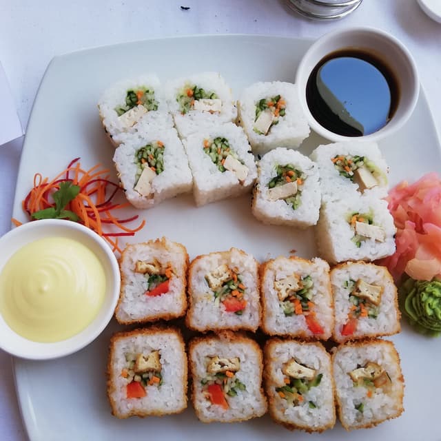 「Vegan california rolls」の料理の写真
