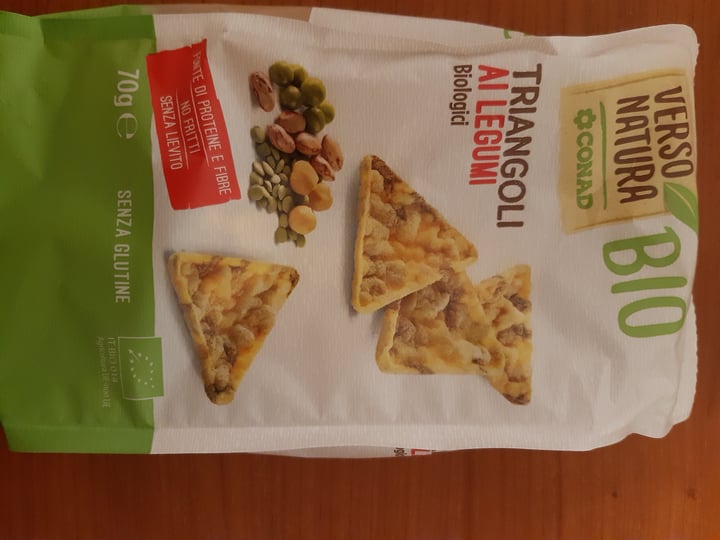 photo of Verso Natura Conad Veg Triangoli ai legumi shared by @vegale12 on  25 Apr 2022 - review