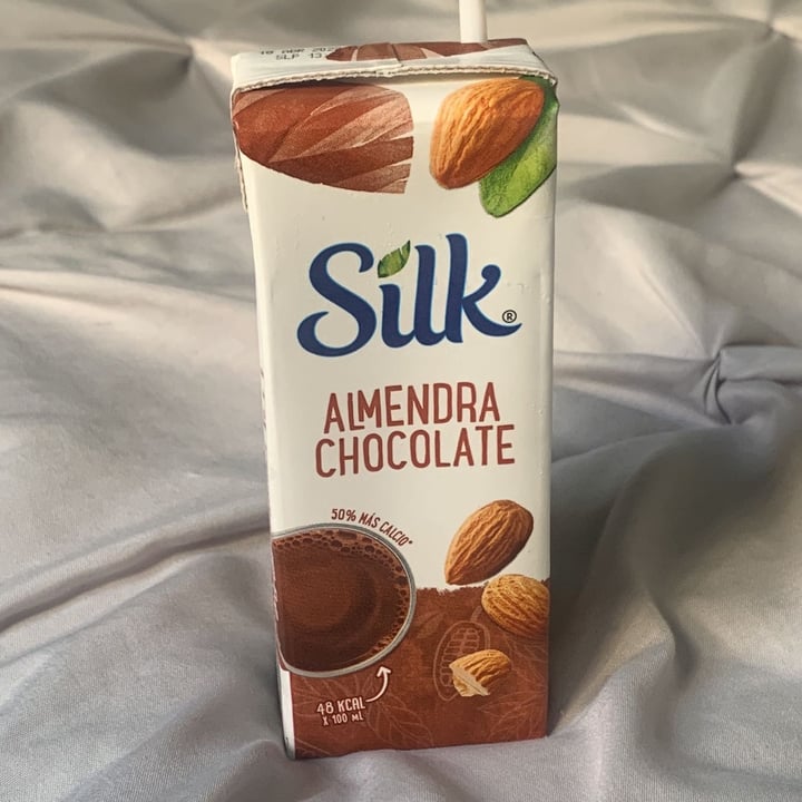 photo of Silk Almendra chocolate shared by @nataliahrz on  13 Nov 2021 - review