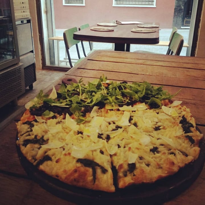 review photo of Pizza Posta Pizza Francini shared by @veganfoodiemadrid on 12 Jun 2021 - review