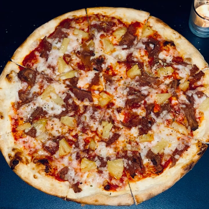 photo of Neon Tiger Hawaiian pizza shared by @alexanicole on  29 Oct 2022 - review