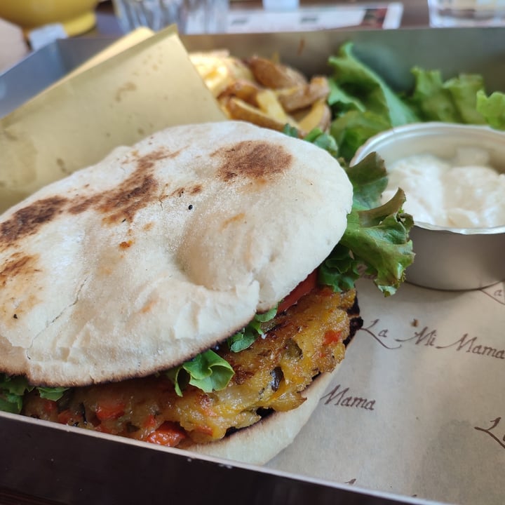 photo of La Mi Mama Burger di verdure con patatine fritte artigianali e maionese di soia shared by @the-vegan-one on  14 Aug 2022 - review