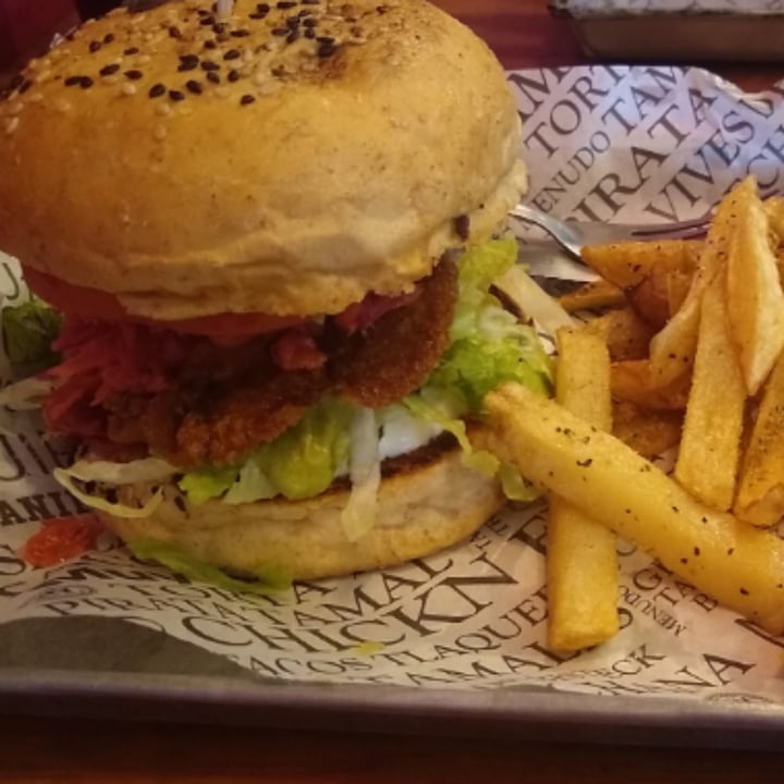 photo of Revolucion Verde Chickn free burger shared by @leslietellez on  18 Aug 2021 - review