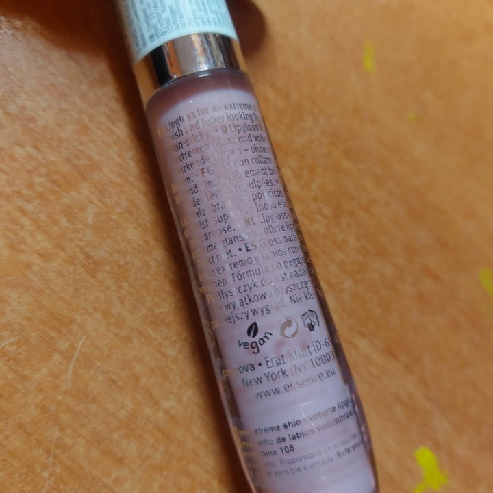 review photo of Essence Glow extreme shine shared by @farigolarts on 08 Mar 2022 - review