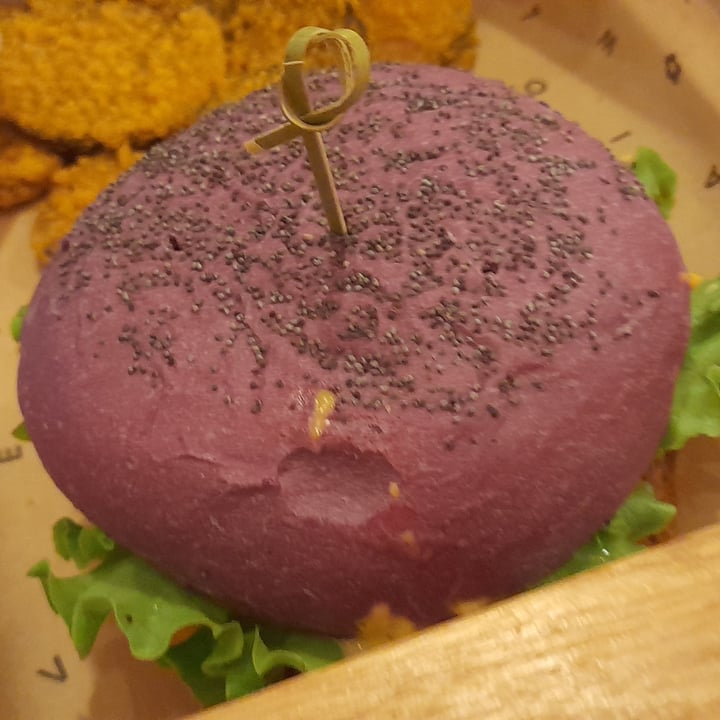 photo of Flower Burger purple cheesy shared by @giulipimpiveg on  07 Jul 2022 - review