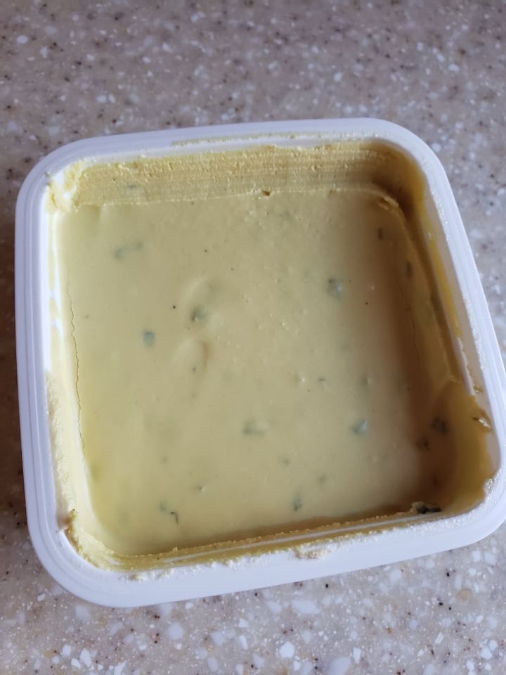 photo of Miyoko's Creamery Biergarten Garlic Chive Vegan Roadhouse Cheese Spread shared by @jenicalyonclapsaddle on  21 Apr 2019 - review