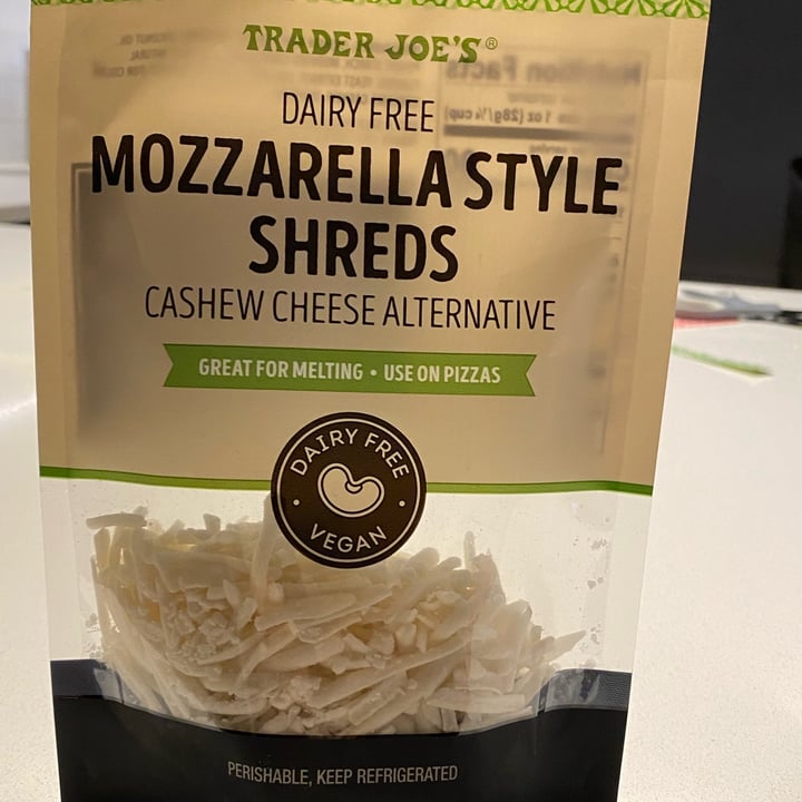 photo of Trader Joe's Dairy Free Mozzarella Style Shreds shared by @veganforthepigs on  25 Jun 2022 - review
