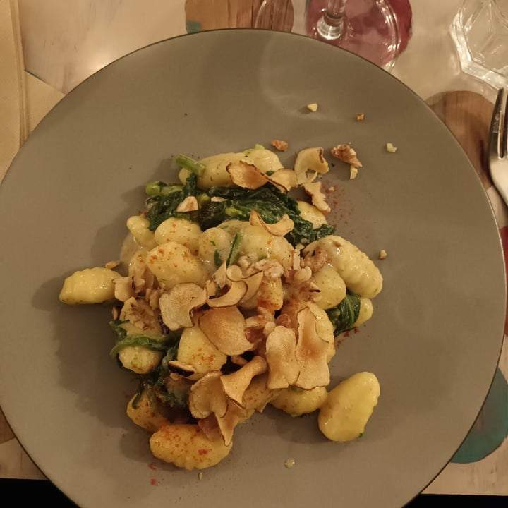 photo of Indigeno Roma Gnocchi Di Patate Su Un Letto Di Broccoletti e Noci, Con Spolverata Di Aglio Rosso E Chips Di Topinambur shared by @indigeni on  02 Jan 2023 - review