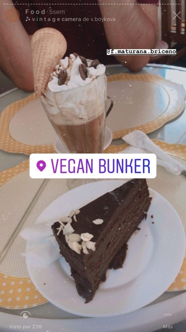 photo of Vegan Bunker Cafe helado y torta de chocolate shared by @hellodanica on  03 Mar 2020 - review