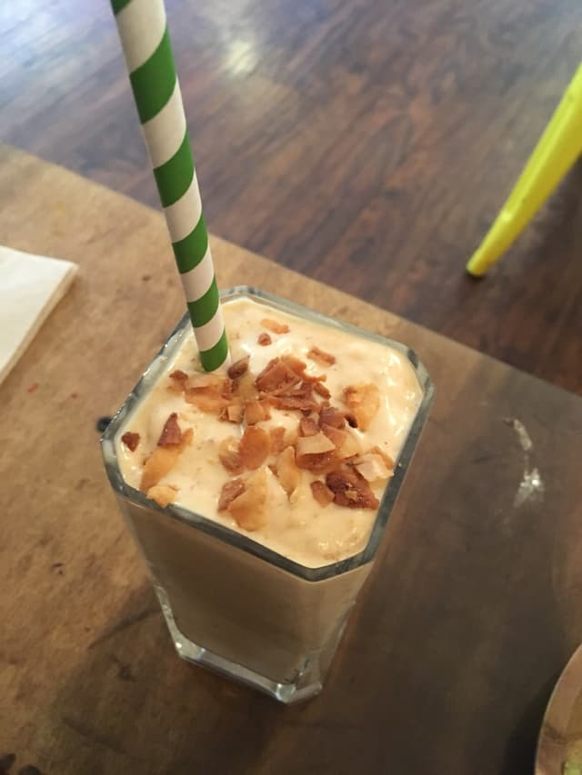 菜肴“Toasted Coconut Peanut Butter Smoothie”的照片
