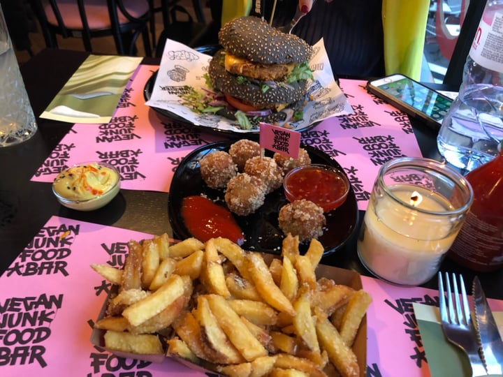 photo of Vegan Junk Food Bar Daddy Mc Chik’N burger shared by @vegantravels on  31 Mar 2019 - review