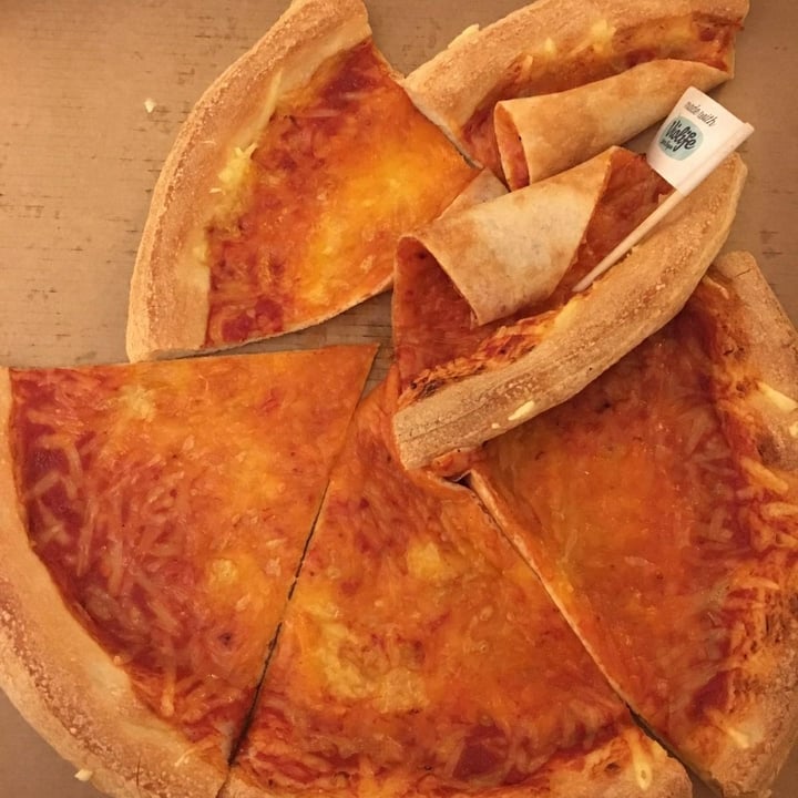 photo of Pizza Hut Restaurants Vegan Margherita Pizza shared by @stellaryellow on  29 Jun 2020 - review