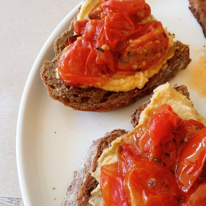 photo of RUTZ Bruschetta con hummus e pomodori confit shared by @laflemma on  14 May 2022 - review