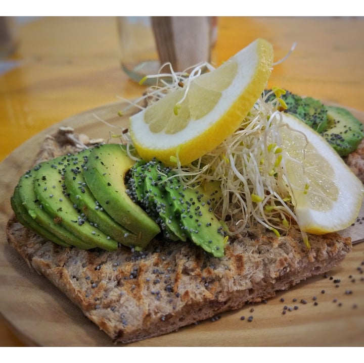 review photo of Almalibre Açaí Bar Tostada de aguacate shared by @vagrantvegan on 31 Oct 2021 - review
