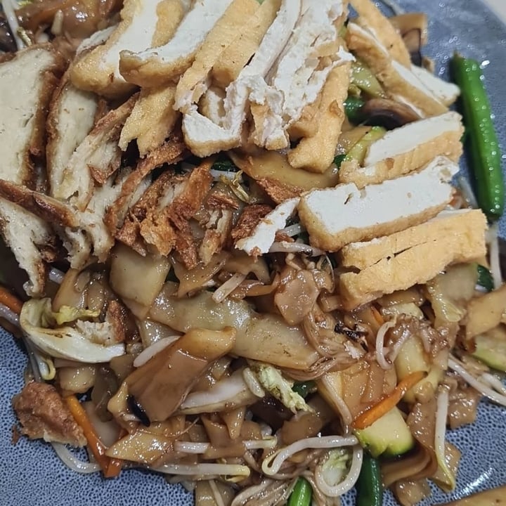 review photo of Loving Hut Flat Rice Noodle Vegan Chicken shared by @synystergrace on 17 Feb 2021 - review