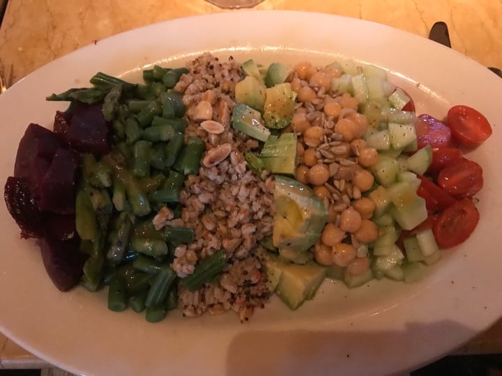 photo of The Cheesecake Factory Vegan Cobb Salad shared by @kenziisntcool on  25 Dec 2019 - review