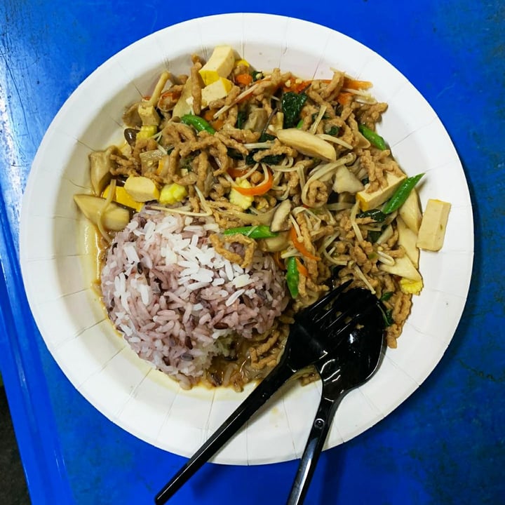 photo of Lada Veggies (Vegetarian Food) Stir Fried Vegetable & Tofu With Holy Basil shared by @hellotherenowhere on  06 Jan 2020 - review