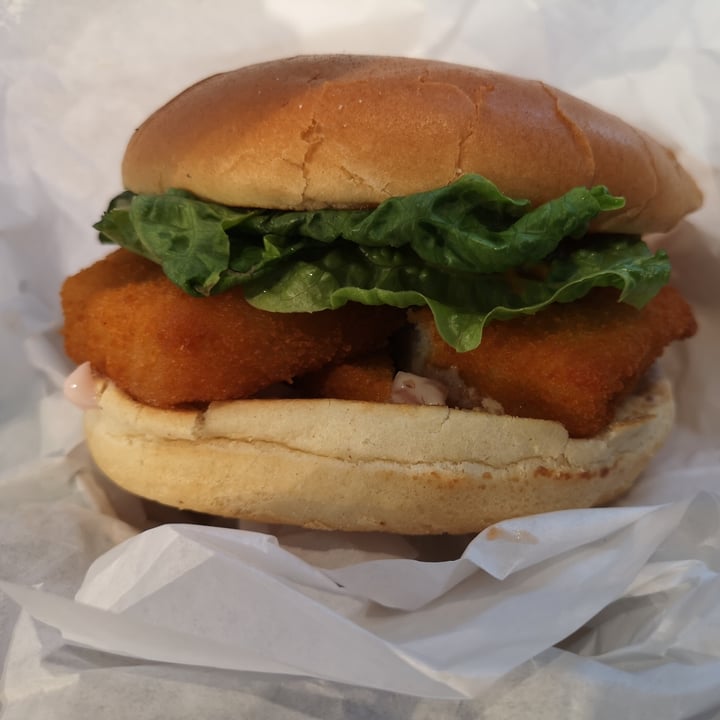 photo of Clean Kitchen Camden Fishless Fish Finger Burger shared by @pointsofellie on  26 Sep 2021 - review