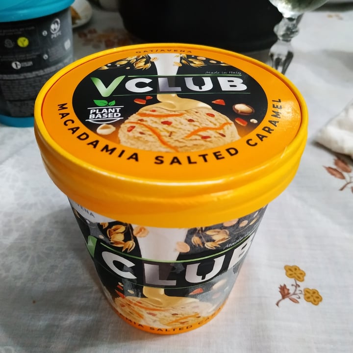 photo of VClub Gelado de caramelo salgado e macadâmia shared by @martarosario17 on  23 Jul 2022 - review