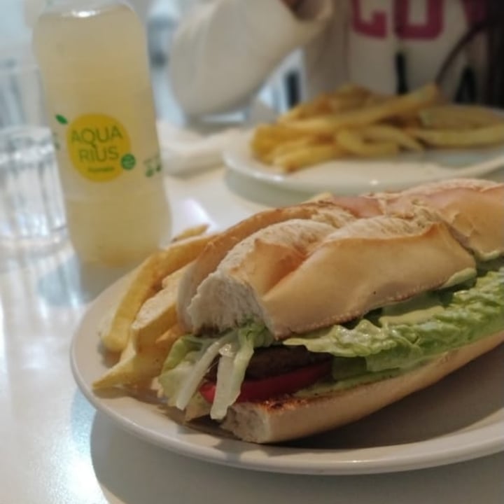 review photo of Loving Hut Microcentro Tofu sandwich shared by @fabuchi on 15 Jun 2021 - review
